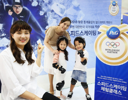 피앤지는 지난 5일 이마트 월계점에서 '박승희 선수와 함께하는 일일 스피드스케이팅 체험클래스'를 진행했다. 이날 행사에 참석한 박 선수와 어린이 모델이 기념촬영을 하고 있다. <한국피앤지 제공>